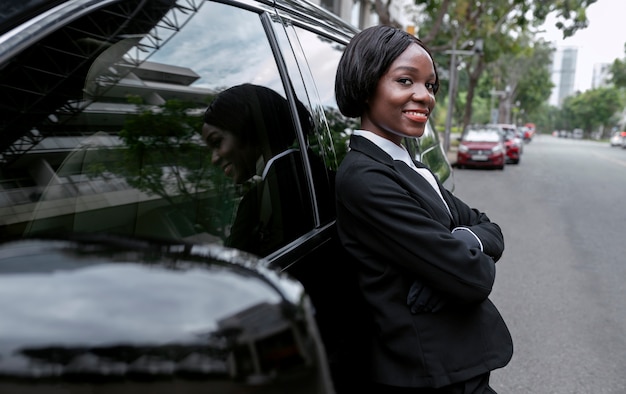 Foto gratuita conductor de taxi esperando a su cliente