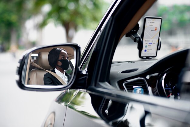 Conductor de taxi femenino prestando atención a la carretera