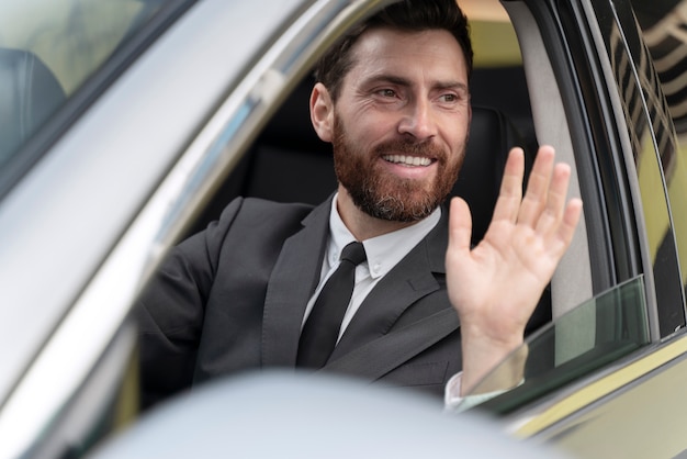 Foto gratuita conductor de taxi masculino elegante en traje