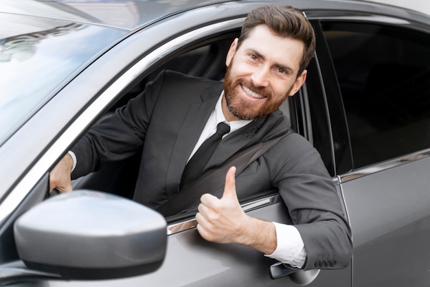 Conductor de taxi masculino elegante en traje