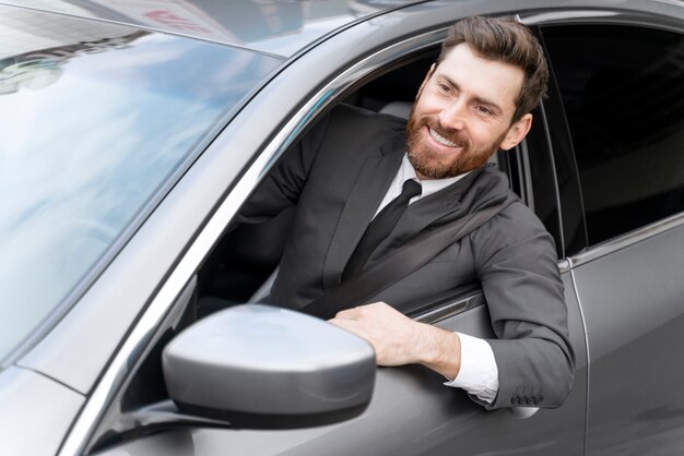 Conductor de taxi masculino elegante en traje