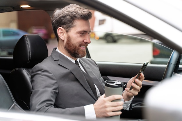 Conductor de taxi masculino guapo en traje