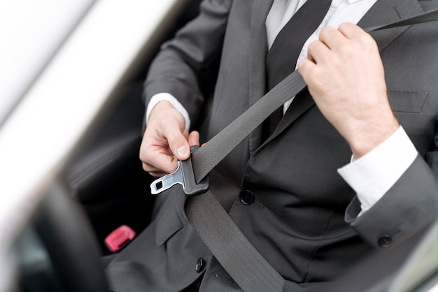 Conductor de taxi masculino guapo en traje