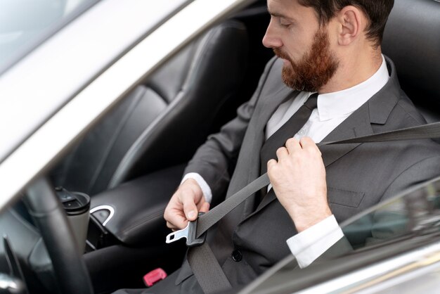 Conductor de taxi masculino guapo en traje