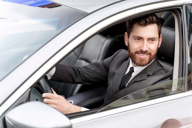 Conductor de taxi masculino guapo en traje