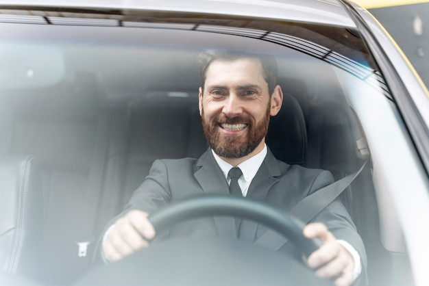 Foto gratuita conductor de taxi masculino guapo en traje