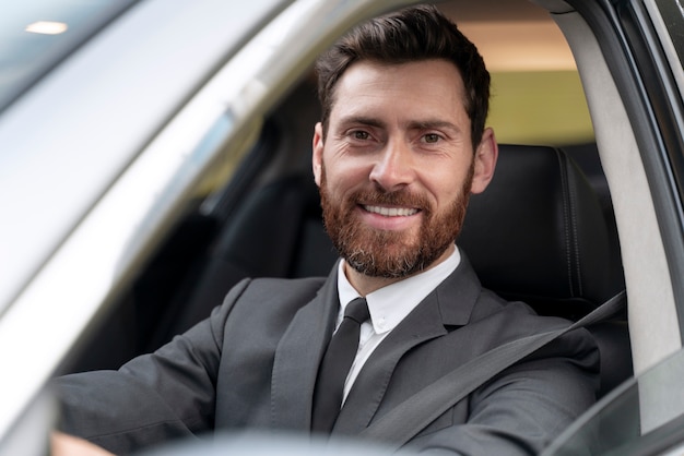 Foto gratuita conductor de taxi masculino guapo en traje