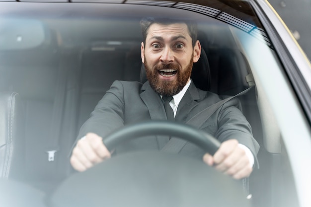 Conductor de taxi mirando asustado antes de un accidente