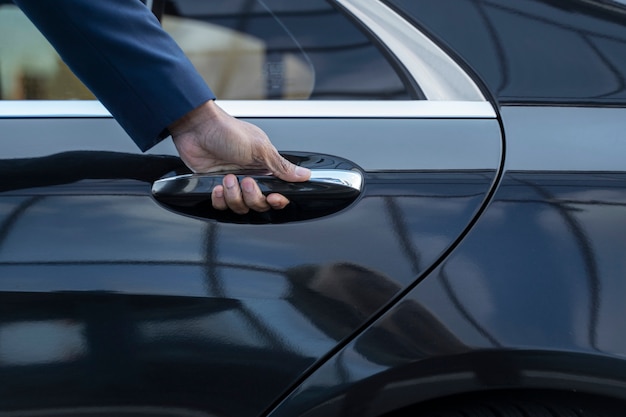 Foto gratuita conductor de uber elegante dando paseo en taxi