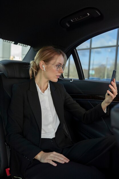 Conductor de uber elegante dando paseo en taxi