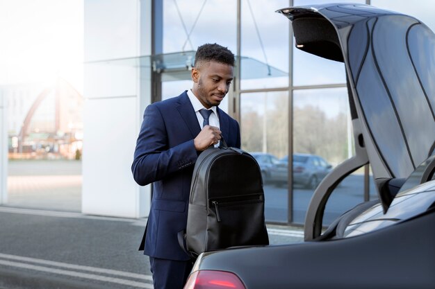 Conductor de uber elegante dando paseo en taxi