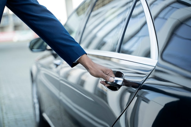 Foto gratuita conductor de uber elegante dando paseo en taxi