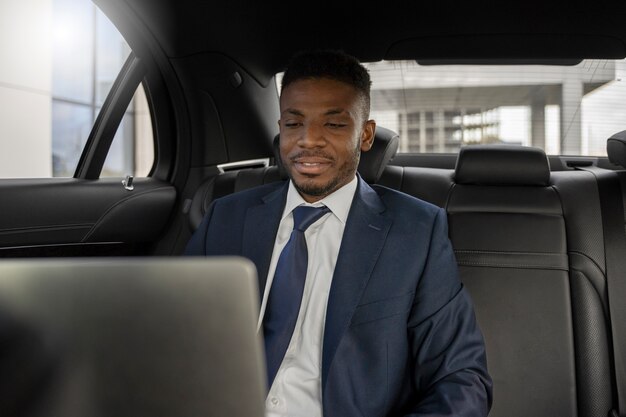 Conductor de uber elegante dando paseo en taxi