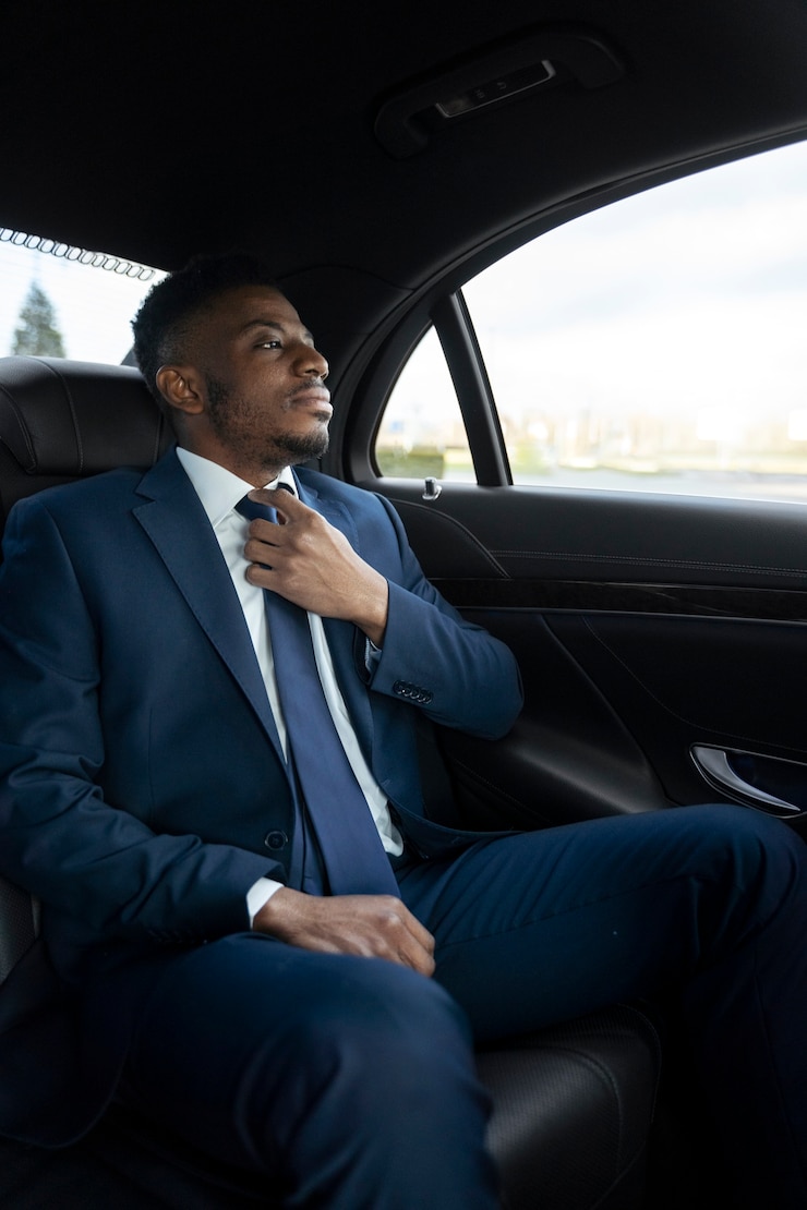 Foto gratuito conductor de uber elegante dando paseo en taxi