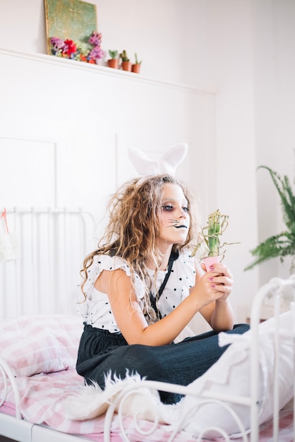 Foto gratuita conejita con planta en el dormitorio