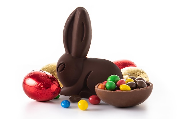 Foto gratuita conejito de chocolate de pascua y huevos de colores aislado sobre fondo blanco.