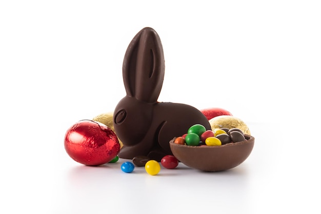 Foto gratuita conejito de chocolate de pascua y huevos de colores aislado sobre fondo blanco.