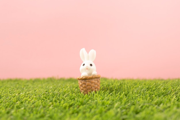 Foto gratuita conejito de pascua, en, pasto o césped