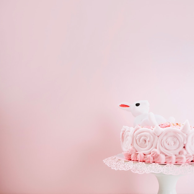 Foto gratuita conejito en pastel lindo