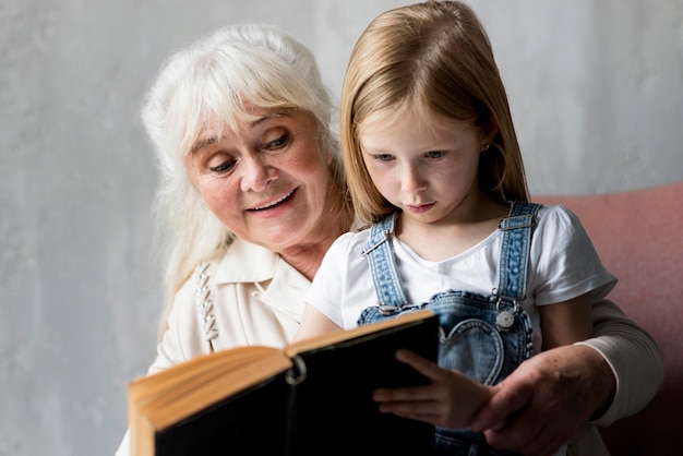 Conferencia de la abuela con niña