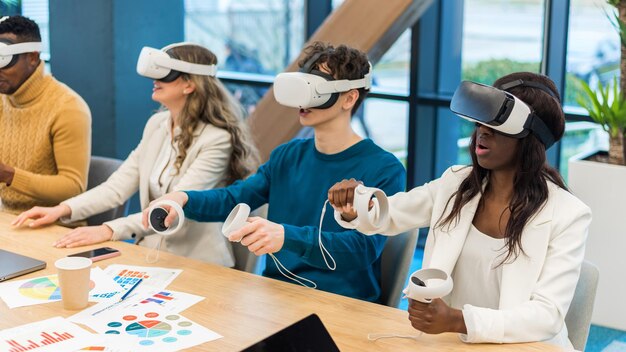 Conferencia de negocios en VR en una oficina