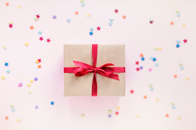 Foto gratuita confeti alrededor de una bonita caja de regalo