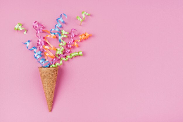 Confeti en cono de helado con espacio de copia en rosa