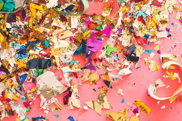 Confeti desordenado y papel de colores