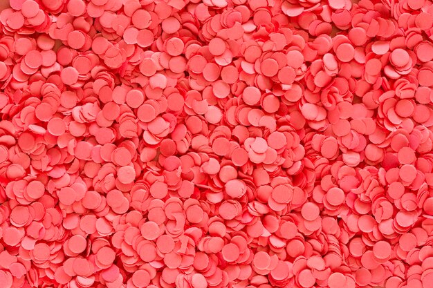 Confeti rojo brillante en pila