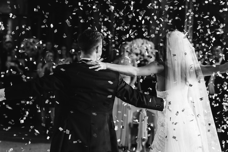 Foto gratuito confetie cae sobre los novios mientras bailan