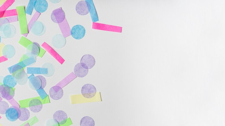 Photo Gratis confetti warna-warni di latar belakang abu-abu