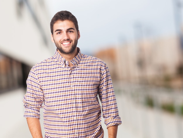 confía en la universidad camisa elegante y guapo