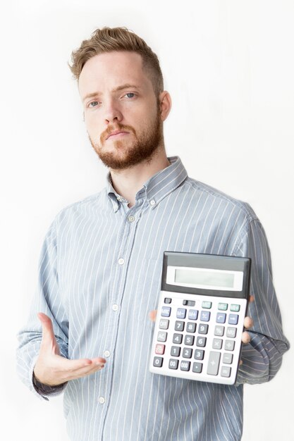Confiado banquero mostrando interés en la calculadora