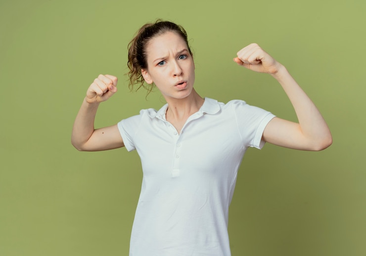 Foto gratuito confiado joven estudiante bastante femenina gesticulando fuerte aislado sobre fondo verde oliva