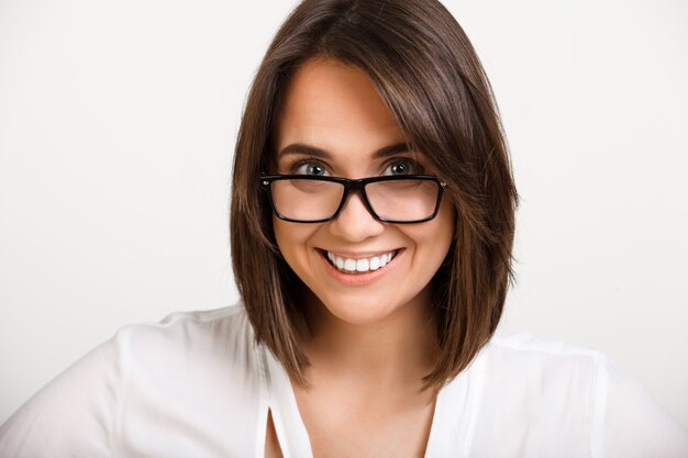 Confianza empresaria en gafas sonriendo