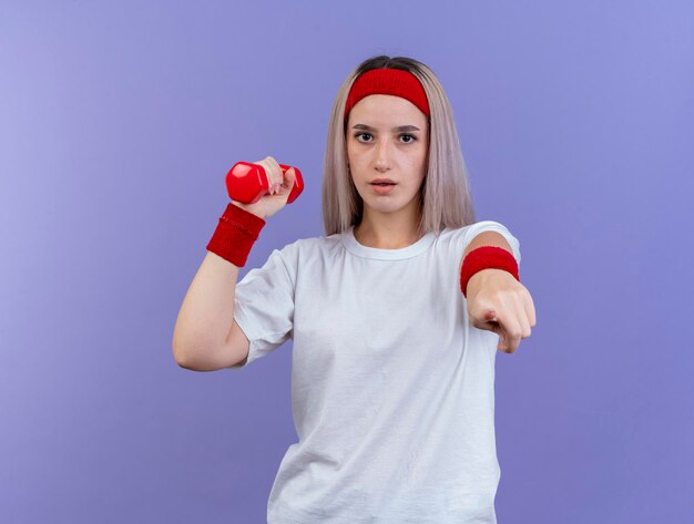 Confianza joven caucásica deportiva con tirantes con diadema