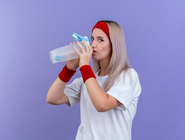 Confianza joven caucásica deportiva con tirantes con diadema