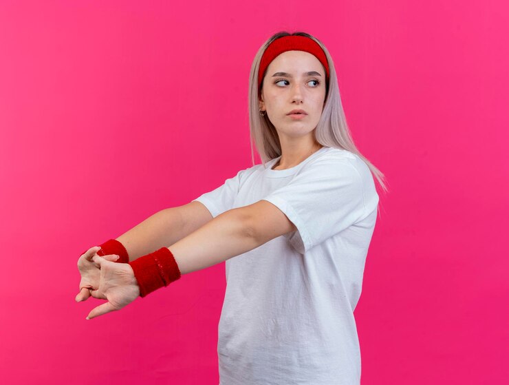 Foto gratuito confianza joven caucásica deportiva con tirantes con diadema