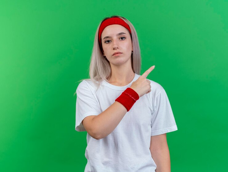 Foto gratuito confianza joven caucásica deportiva con tirantes con diadema
