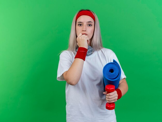 Confianza joven caucásica deportiva con tirantes con diadema