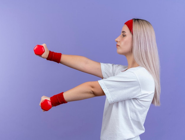 Confianza joven caucásica deportiva con tirantes con diadema