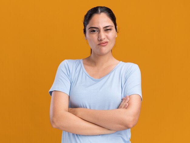 Foto gratuita confianza joven morena caucásica de pie con los brazos cruzados