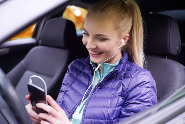 Configuración de mujer del teléfono en el coche