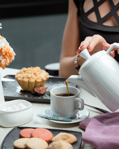 configuración de té con galletas y tarta de manzana