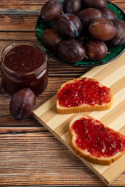 Confitura de ciruelas sobre tostadas y frutas.