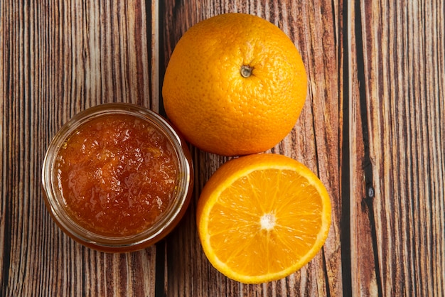 Confitura de naranja en un frasco de vidrio.