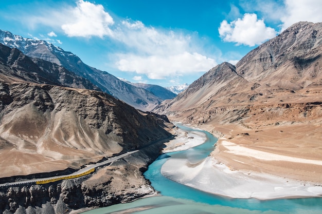 Confluencia de los ríos Indo y Zanskar en Leh Ladakh, India