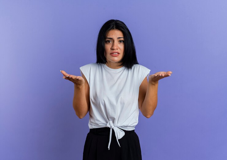 Foto gratuito confundida joven caucásica cogidos de la mano abiertos