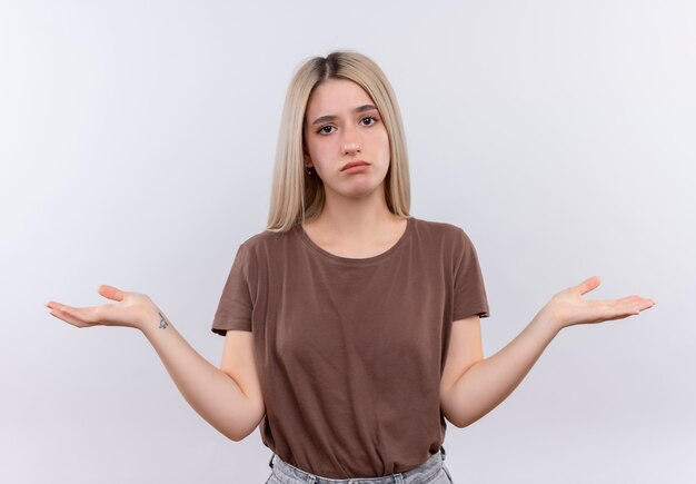 Confundida joven rubia mostrando las manos vacías en un espacio en blanco aislado