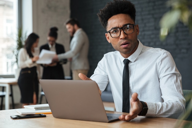 Confundido joven empresario africano